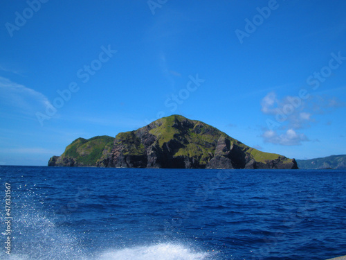波しぶきの立つ美しい海と岩山の風景 © Nishico