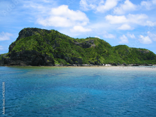 南の島の美しい海と山の風景 © Nishico