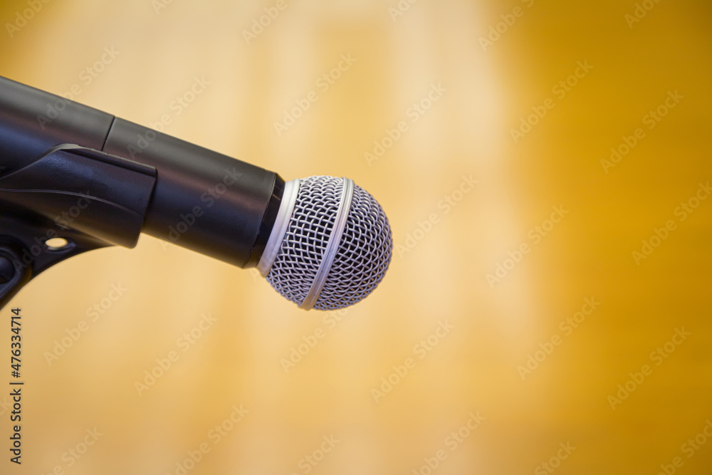 Obraz premium Close up of microphone on a podium in an auditorium