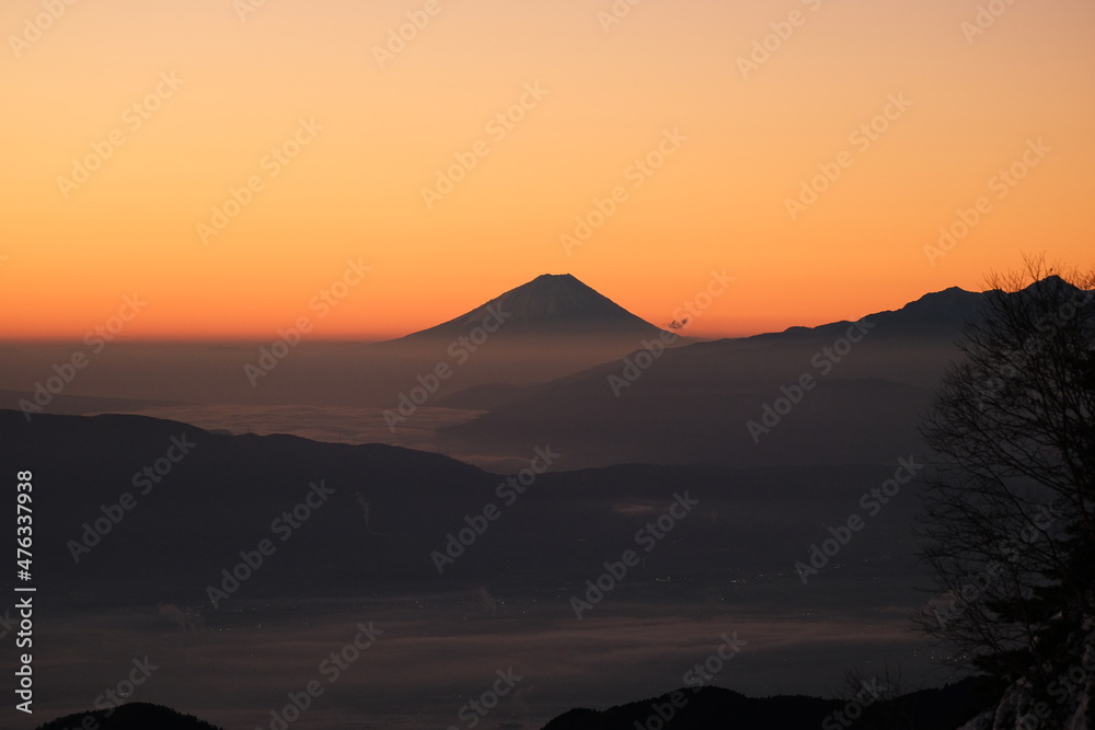 朝焼けの北アルプス。富士山遠望。