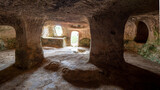 Vista del interior de una tumba en la necrópolis de Cala Morrel, en Menorca, Islas Baleares, España
