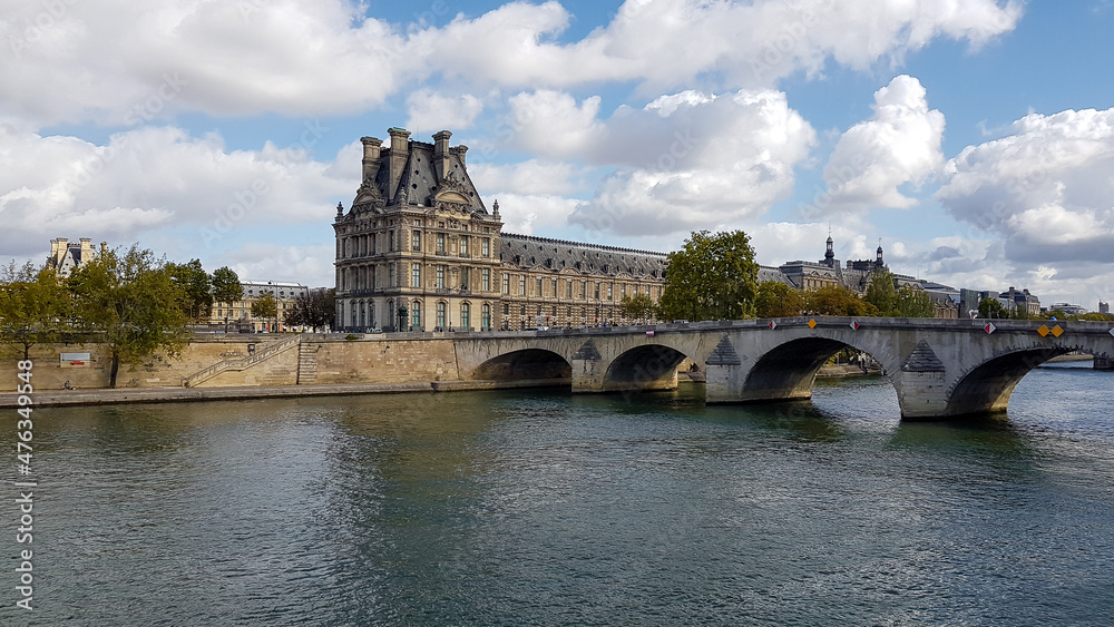 Museo del Louvre y Puente Real sobre el rio Sena, en París, Francia