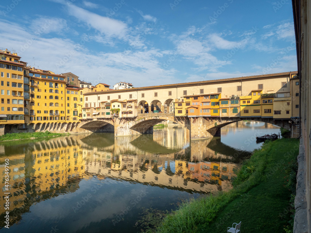 El Ponte Vecchio  es un puente medieval sobre el río Arno en Florencia (Italia), en plena Toscana