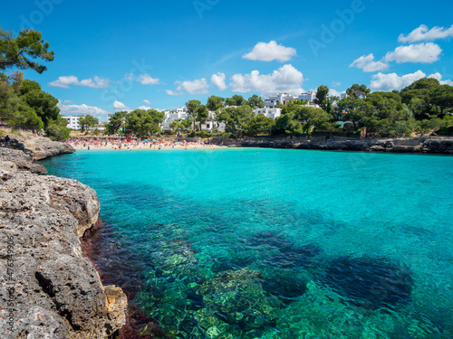 Cala D'or en Mallorca, Islas Baleares, España, con su agua de color turquesa y su arena dorada en un día soleado. © JBS