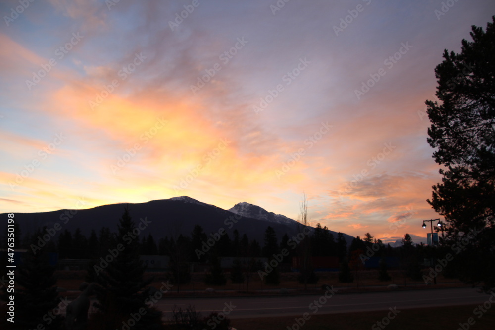 Obraz premium sunrise in the mountains, Jasper National Park, Alberta