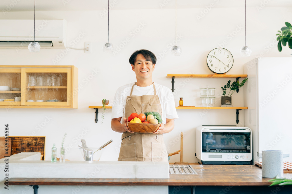 キッチンに立つ男性(野菜)
キッチンに立つ男性(野菜)