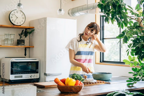 Fotografie, Obraz キッチンでフライパンを使う女性（疲れる）