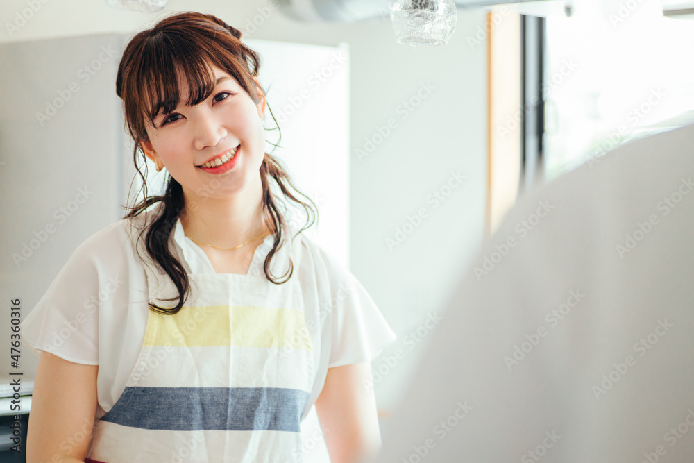 キッチンで笑顔の女性
キッチンで笑顔の女性