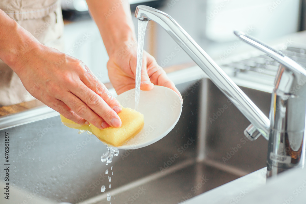 洗い物をする女性(手元) 素材庫相片 Adobe Stock