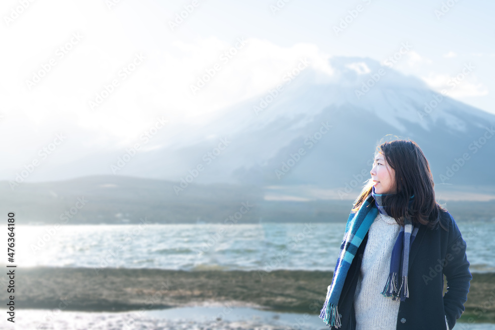 富士山を背景に微笑む日本人女性のポートレート　コピースペースあり