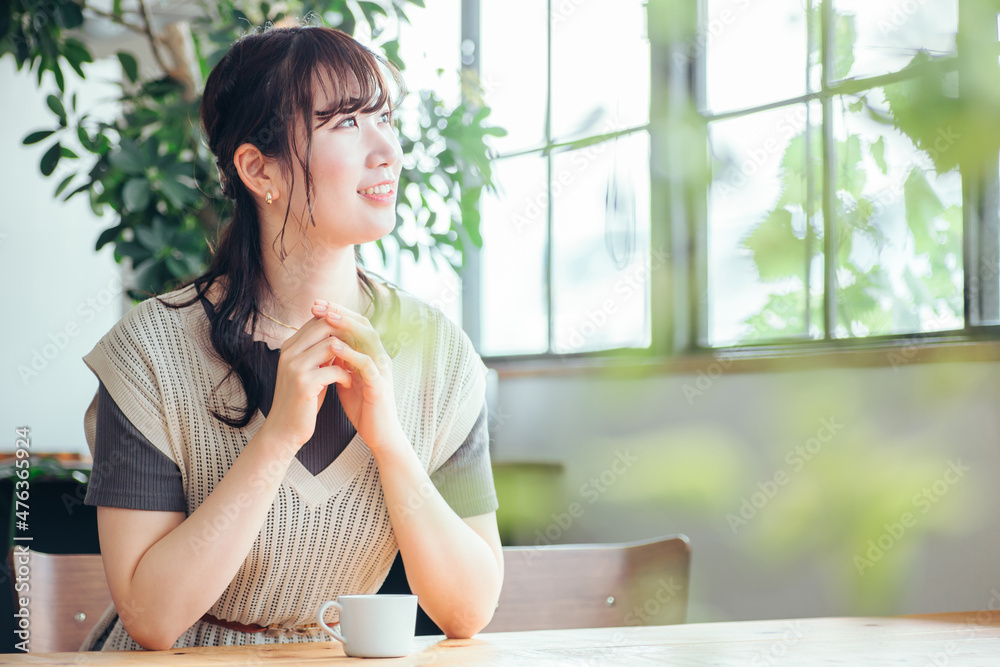 おしゃれ空間でホットドリンクを飲む女性
おしゃれ空間でホットドリンクを飲む女性
