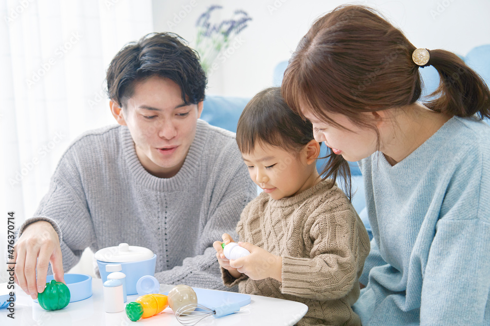おままごとで遊ぶ女の子と両親 おままごとで遊ぶ女の子と両親