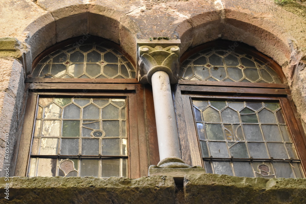 fenêtre en forme d'arche avec une colonne en pierre