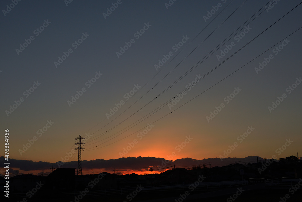 まさに沈まんとする真っ赤な夕日に染空った空