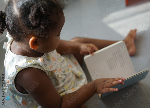 Canvas-taulu Girl reading book