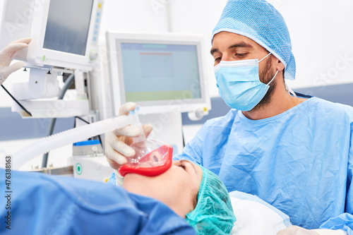 Anästhesist gibt Patientin Anästhesie Behandlung photo