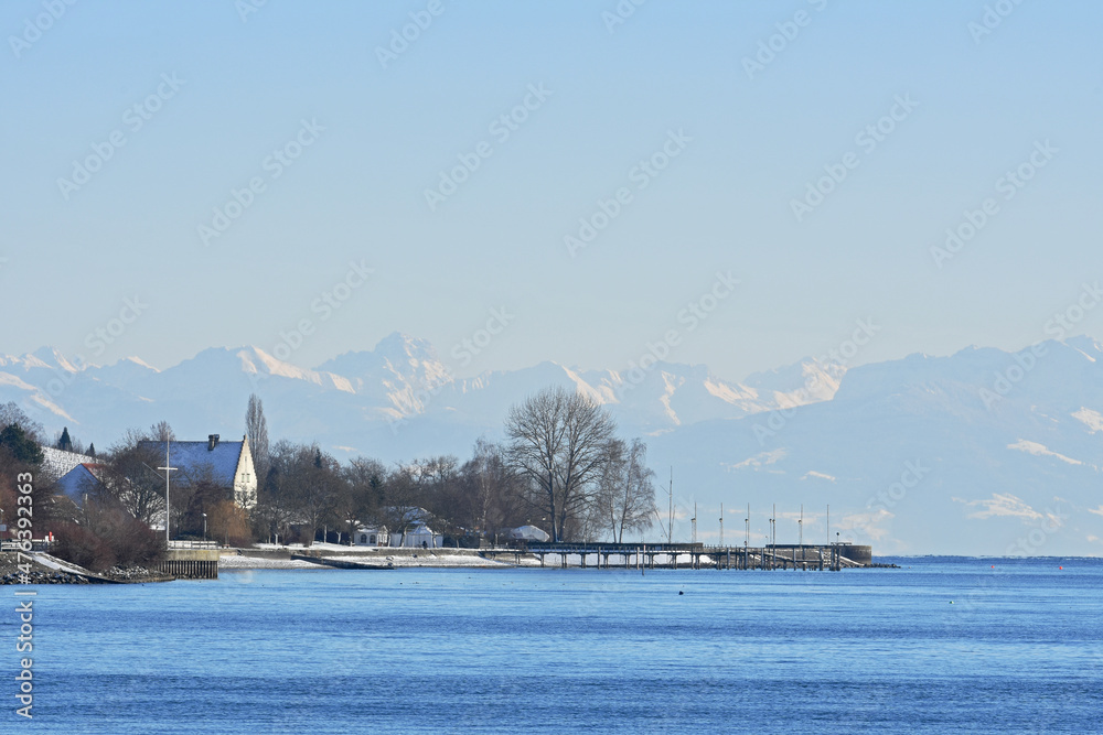 Meersburg am Bodensee im Winter mit Alpen