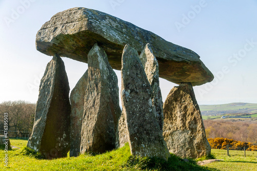 Foto Pentre Ifan prehistoric megalithic stone burial chamber in Pembrokeshire West Wa
