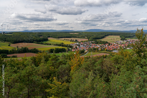 Blick vom Michelsberg bei M  nnerstadt auf Reichenbach im Biosph  renreservat Rh  n  Unterfranken  Bayern  Deutschland