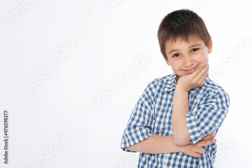 Junge, 8 Jahre, im karierten Hemd