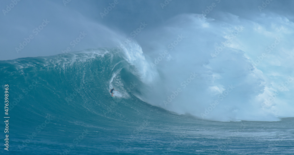 Naklejka premium Sport photography. Jaws swell on International surfing event in Maui, Hawai 2021 December.