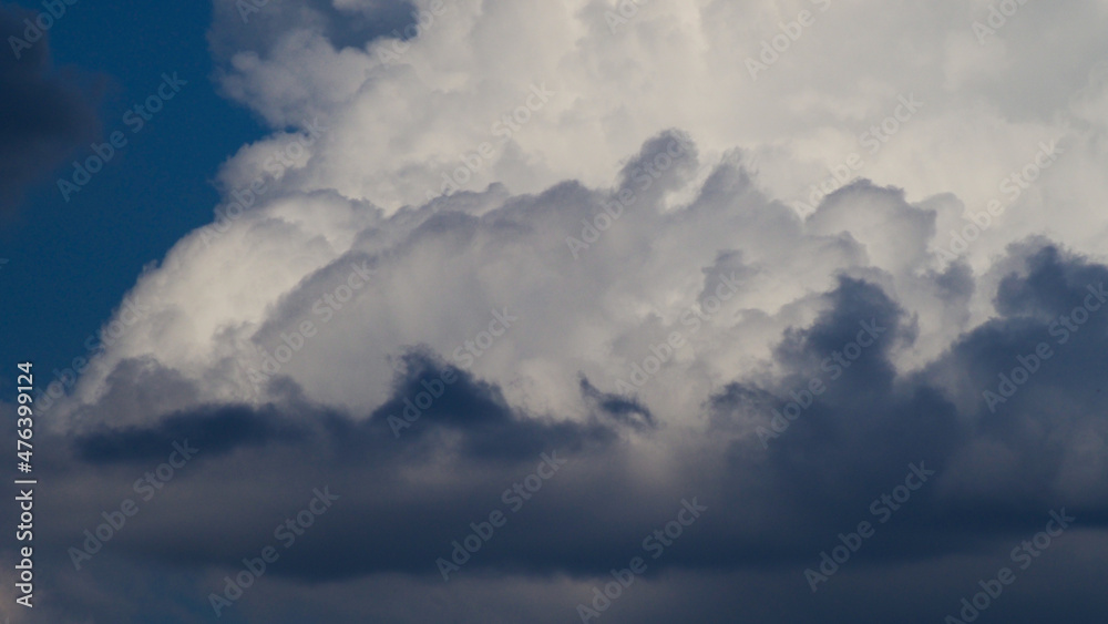 Vue rapprochée de gros cumulus bourgeonnants, parvenant bientôt au stade cumulonimbus