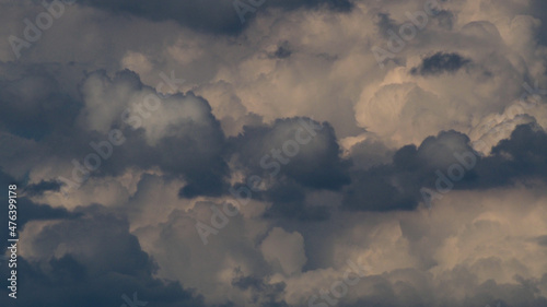 Vue rapprochée de gros cumulus bourgeonnants, parvenant bientôt au stade cumulonimbus © Anthony