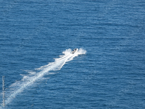 海原を疾走するボート