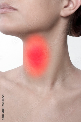 Frau mit Halsschmerzen, Symbolbild