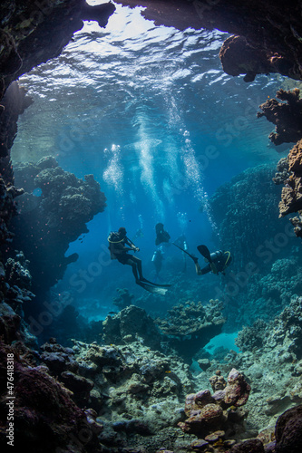 Taucher in atemberaubender Unterwasserlandschaft im Roten Meer