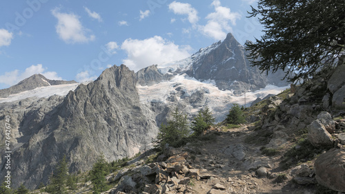 Massif des écrins, la Grave et le glacier de la  Girose photo