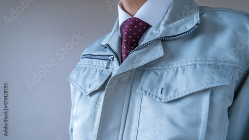 Fotografiet 作業服の男性。ネクタイとシャツ。