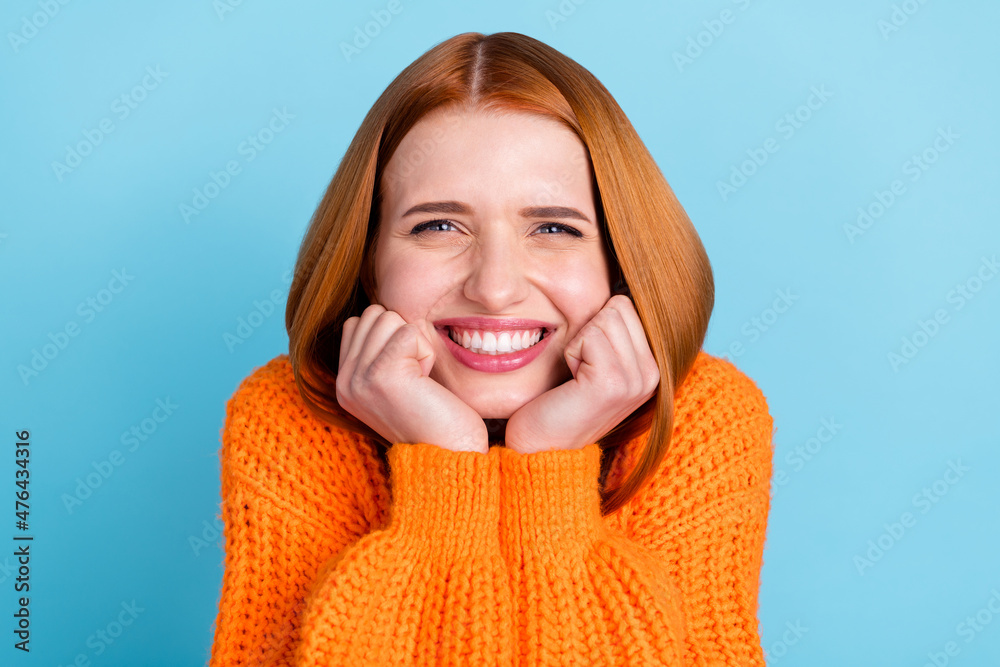 Φωτογραφία Photo of young sweet orange hairdo lady hands face wear sweater isolated on blue