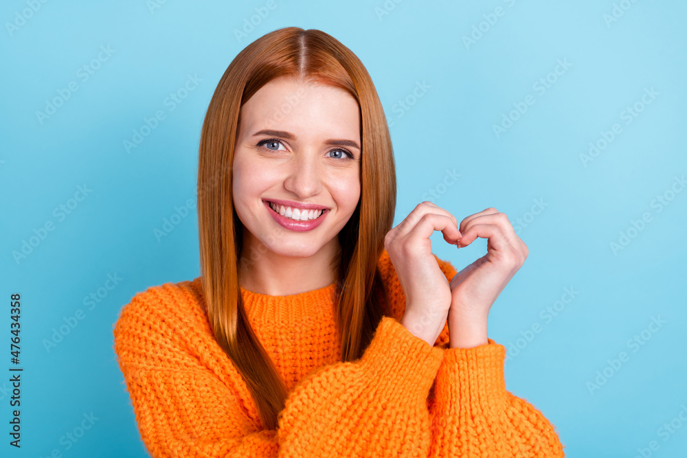 Φωτογραφία Photo of young pretty orange hairdo lady show heart wear sweater isolated on blu