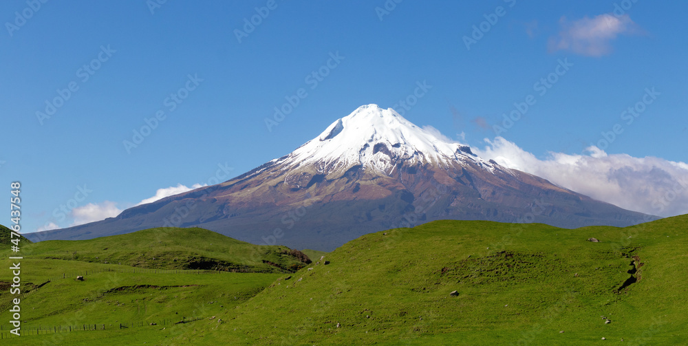 Naklejka premium Mount Taranaki snow top