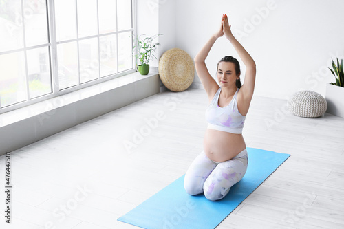 Sportive pregnant woman pra...