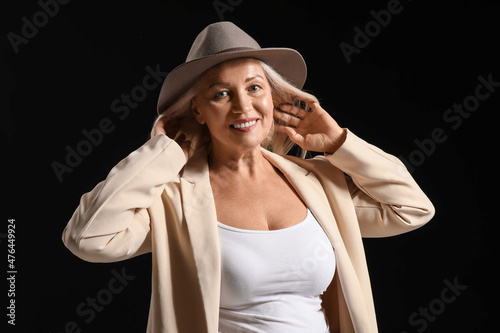 Beautiful mature woman in f...