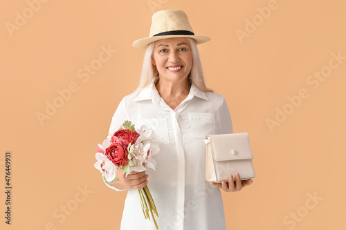 Fashionable mature woman ho...
