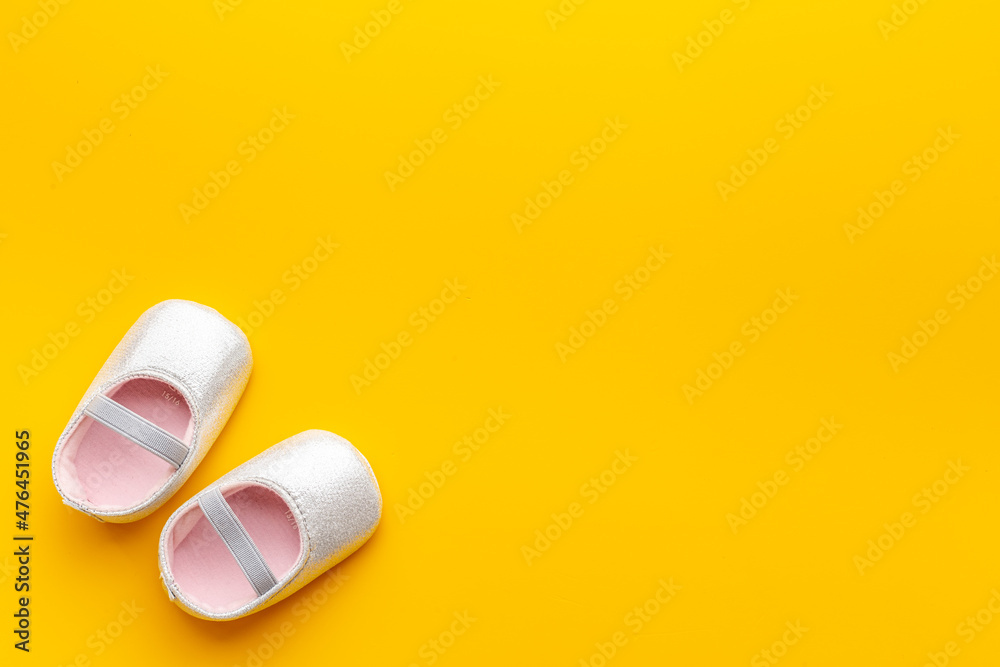 Obraz premium Baby girl pink newborn booties - babyshower party background