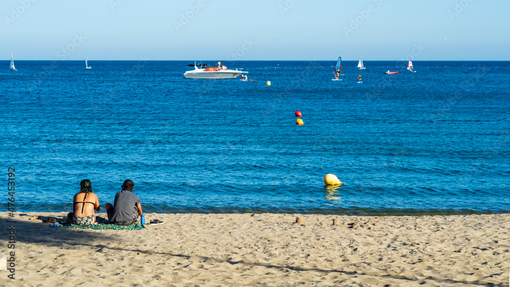 Pareja de novios sentados frente al mar disfrutando del paisaje de Fuengirola Pareja de novios sentados frente al mar disfrutando del paisaje de Fuengirola