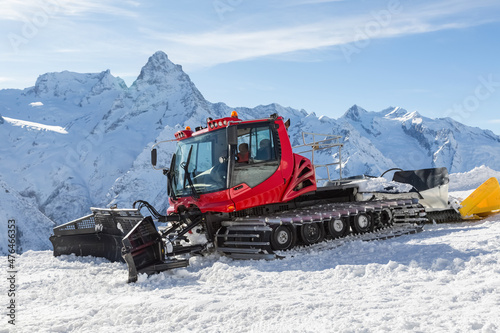 Foto A snow groomer at a ski resort against the backdrop of snowy mountains