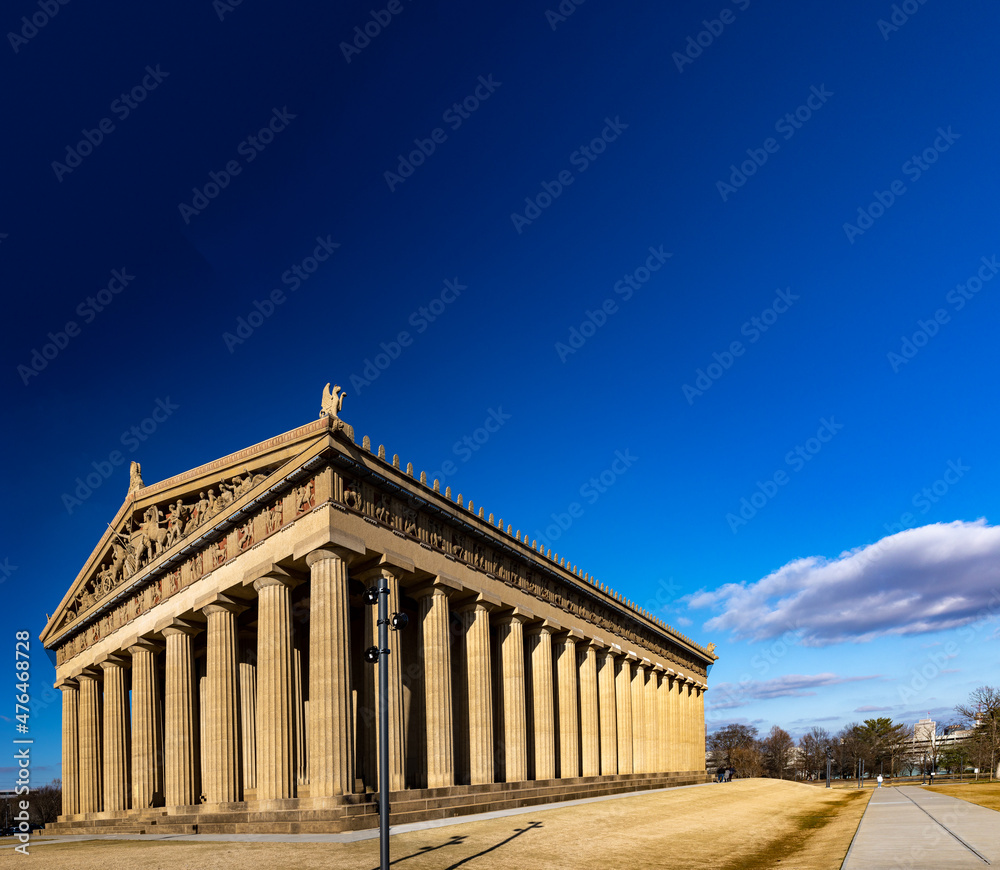 Fototapeta premium Athen’s Parthenon replica in downtown Nashville, Tennessee during bright sunny day