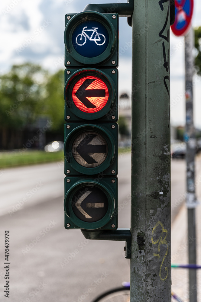 Fahrradampel für linksabbieger mit rotem Pfeil nach links Stock Photo Adobe Stock