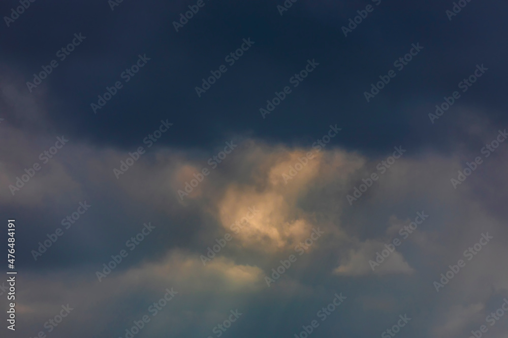 Fototapeta premium The sun's rays making their way through the clouds