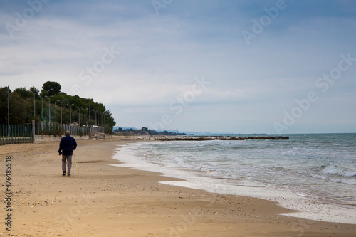Anziano a passeggio al mare photo