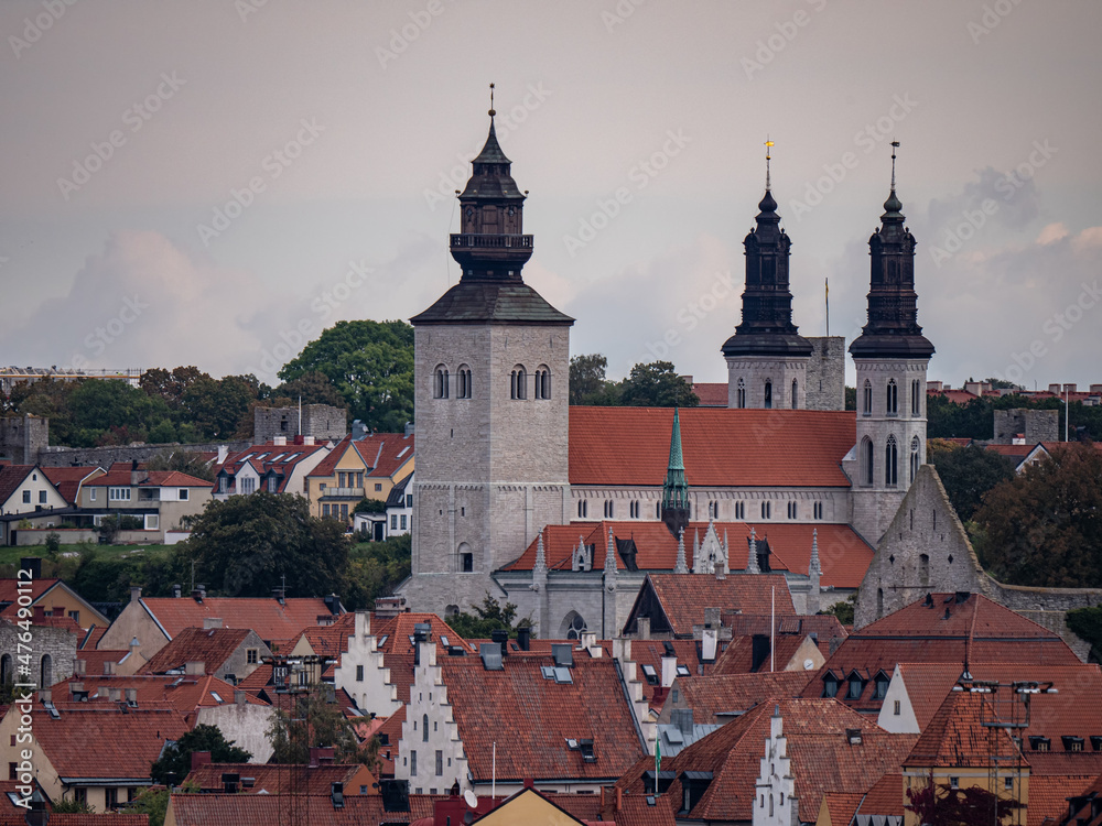 Fototapeta premium Stadtpanorama Altstadt Visby mit Domkirche, Insel Gotland , Schweden