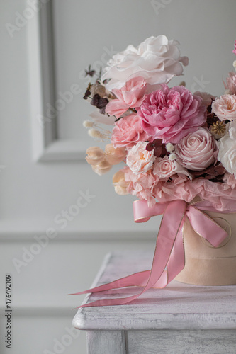 Photos A luxurious bouquet of flowers in a hat box