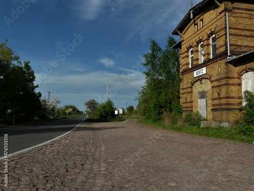 Altes Bahnhofsgebäude mit gepflastertem Vorplatz in Bebitz / Salzlandkreis