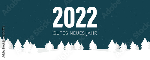 Gutes neues Jahr 2022. Winterlicher Banner mit schneebedeckten Hügeln und Bäumen.