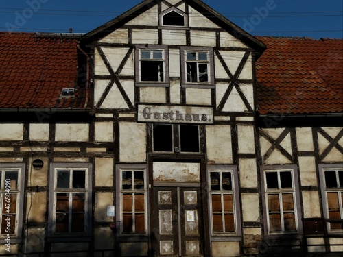 Altes leerstehendes, verfallenes Gasthaus